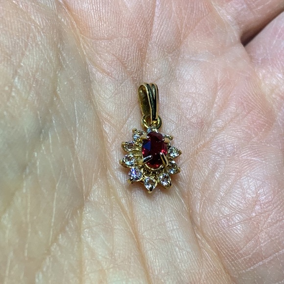 ❄️3/$20❄️ Vintage Gold Tone Faux Ruby Pendant - Picture 3 of 5